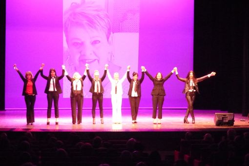 Le dame salgono sul palco (senza i cavalier)