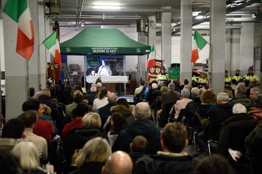 Il salone della caserma dei Vigili del Fuoco di Asti addobbato per l’occasione