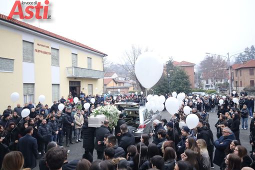 Folla ai funerali di Matilde Baldi Folla ai funerali di Matilde Baldi