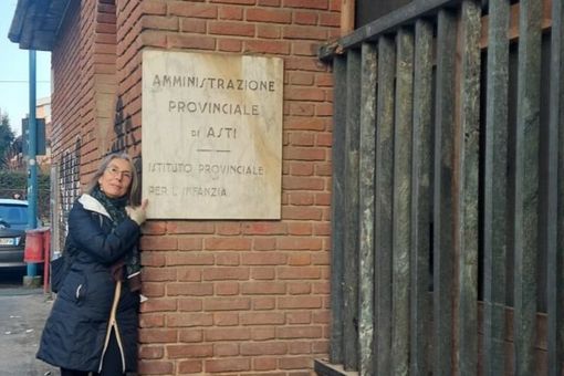 La donna di fronte all'ingresso dell'ex Maternità cittadina