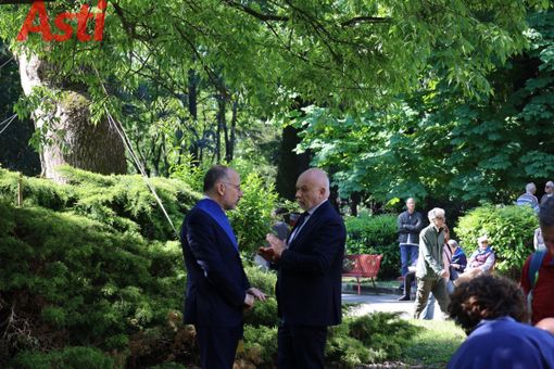 Uno scatto, risalente allo scorso 25 aprile, che ritrae Rasero (con fascia della Provincia, ente da cui si è dimesso qualche giorno dopo) e il presidente della Fondazione Cassa di Risparmio Livio Negro