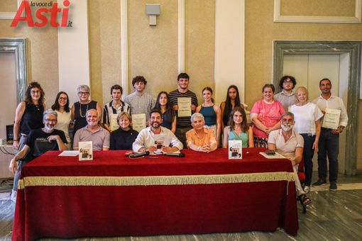 I premiati con l'assessore Candelaresi, Gian Marco Griffi e gli altri partner I premiati con l'assessore Candelaresi, Gian Marco Griffi e gli altri partner