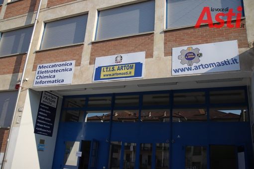 All'Artom di Asti e Canelli totem igienizzanti e rilevatore della temperatura per la Maturità 2020