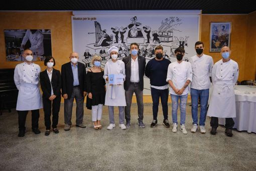 La giuria con l'allievo premiato La giuria con l'allievo premiato