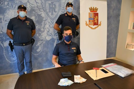 Agenti con lo stupefacente posto sotto sequestro