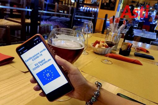 Green Pass, arrivano i chiarimenti del Viminale: gli esercenti potranno controllare l'identità solo in caso di incongruenze Green Pass, arrivano i chiarimenti del Viminale: gli esercenti potranno controllare l'identità solo in caso di incongruenze