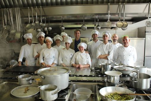 Allievi di Colline Astigiane in cucina