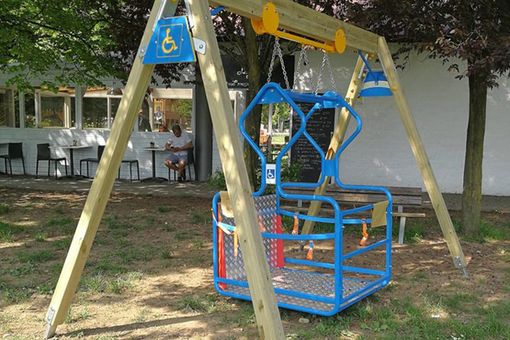 Tra i molti problemi quotidiani che bimbi e ragazzi disabili debbono affrontare, figura anche la carenza di giostre 'inclusive'