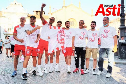 Mattia Antoniazzi (secondo da destra) con alcuni giocatori e dirigenti dell'Asti Calcio Mattia Antoniazzi (secondo da destra) con alcuni giocatori e dirigenti dell'Asti Calcio