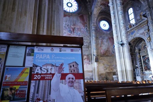 Uno scorcio della Cattedrale di Asti, in allestimento per ospitare il Santo Padre Uno scorcio della Cattedrale di Asti, in allestimento per ospitare il Santo Padre