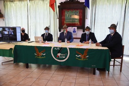 Il tavolo della presidenza dell’assemblea.