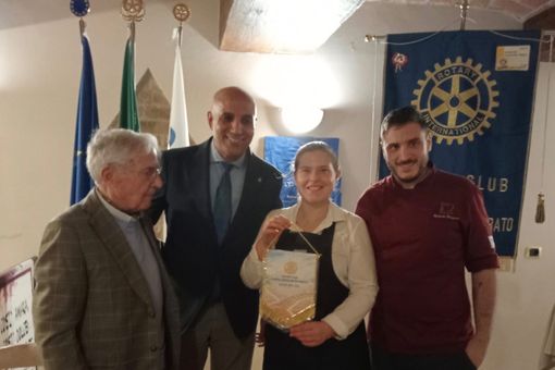 Nella immagine, da sinistra: Giuliano Noè, il presidente Hicham Barida, la titolare del “Ristorantino ‘n Cà ’d Bausan” Giuliana Noè con il suo fidanzato e chef del locale Roberto Bazzano