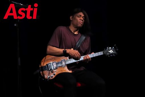 Stanley Jordan ritratto durante l'esibizione sul palco dell'Alfieri (ph. Merfephoto - Efrem Zanchettin)
