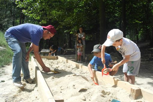 Bambini impegnati in una precedente simulazione di scavo in Valle Botto