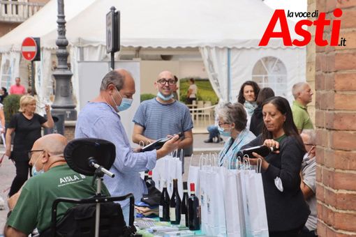 Il banchetto Aisla allestito domenica in piazza San Secondo (Ph. Efrem Zanchettin - Merfephoto)
