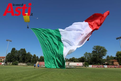 La discesa sul campo di gioco dell'enorme tricolore (Ph. Merfephoto - Efrem Zanchettin) La discesa sul campo di gioco dell'enorme tricolore (Ph. Merfephoto - Efrem Zanchettin)