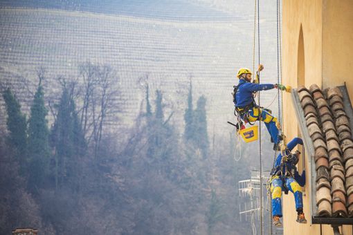 Alcune immagini di interventi di Ediliziacrobatica effettuati a Barolo (CN)