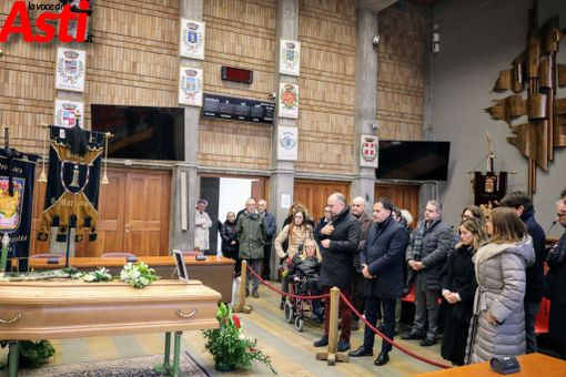 Il cordoglio della Giunta e del Prefetto alla camera ardente in Provincia (Merphefoto) Il cordoglio della Giunta e del Prefetto alla camera ardente in Provincia (Merphefoto)