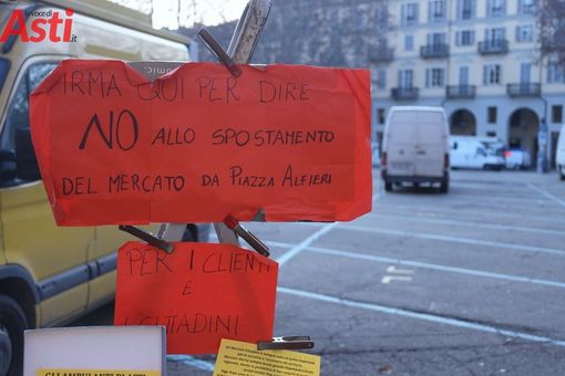 Uno dei numerosi cartelli di protesta esposti in piazza durante precedenti manifestazioni dei mercatali