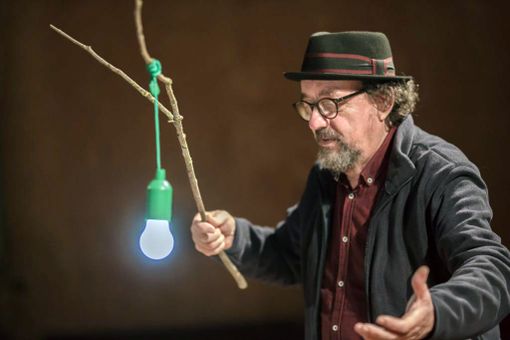 Più di uno spettacolo, ma un vero ritrovo poetico con Antonio Catalano: "Mi arrendo alle fragole" Più di uno spettacolo, ma un vero ritrovo poetico con Antonio Catalano: "Mi arrendo alle fragole"