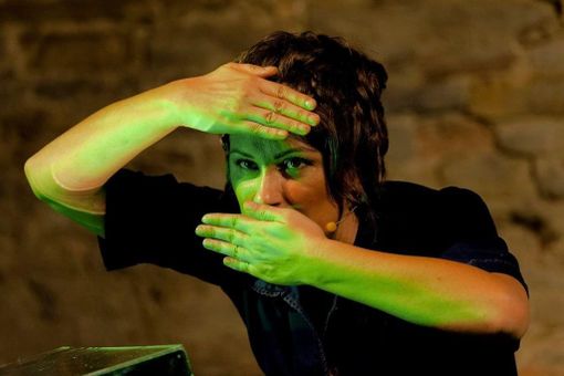 Lo spettacolo "Quattro donne", di e con Chiara Buratti, in scena a Ferrere Lo spettacolo "Quattro donne", di e con Chiara Buratti, in scena a Ferrere