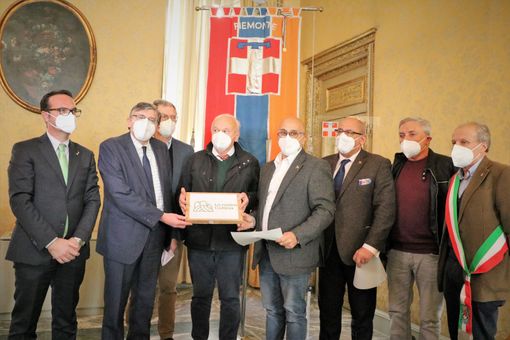 La consegna della petizione per il ripristino della linea ferroviaria Chivasso-Asti