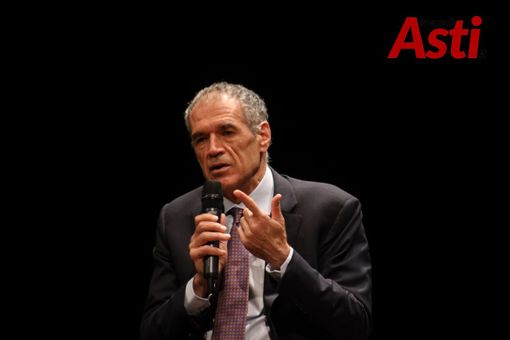 Carlo Cottarelli ritratto da Merfephoto - Efrem Zanchettin nel corso di un precedente appuntamento astigiano Carlo Cottarelli ritratto da Merfephoto - Efrem Zanchettin nel corso di un precedente appuntamento astigiano