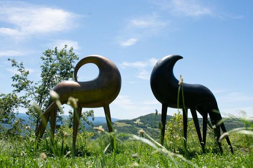 Due delle tante opere del Parco d'Arte Quarelli a Roccaverano Due delle tante opere del Parco d'Arte Quarelli a Roccaverano