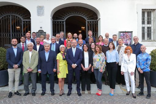 I 32 componenti con Maurizio Rasero fuori dal Comune I 32 componenti con Maurizio Rasero fuori dal Comune