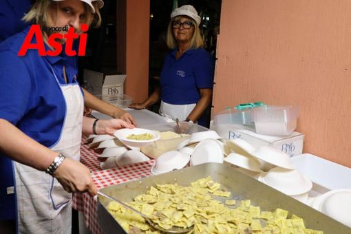 Un volontario di una pro loco, impegnato in occasione del recente Festival delle Sagre (ph. Merfephoto - Efrem Zanchettin) Un volontario di una pro loco, impegnato in occasione del recente Festival delle Sagre (ph. Merfephoto - Efrem Zanchettin)
