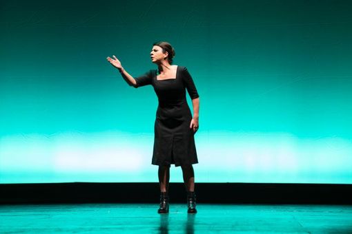 Geppi Cucciari all'Alfieri di Asti con il monologo teatrale "Perfetta"