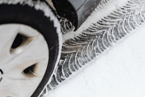 La Polizia ha intensificato i controlli sul rispetto dell'obbligo di pneumatici da neve o catene a bordo La Polizia ha intensificato i controlli sul rispetto dell'obbligo di pneumatici da neve o catene a bordo