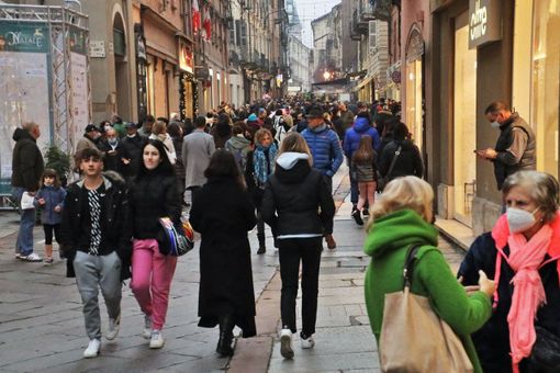 Foto d'archivio di persone a passeggio lungo corso Alfieri Foto d'archivio di persone a passeggio lungo corso Alfieri