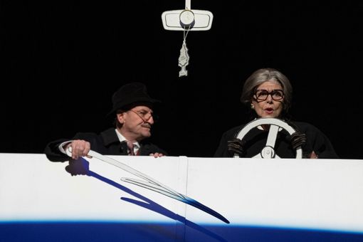 Due immagini di scena relative lo spettacolo &quot;Funeral home&quot;