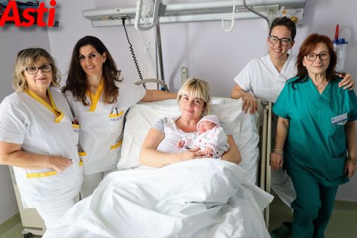 La prima nata del 2024 al Cardinal Massaia. Ginevra con la mamma e lo staff dell'Ostetricia e Ginecologia (MerfePhoto)