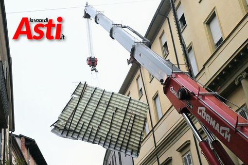 Il lungo e delicato Intervento per rimuovere la tettoia divelta dal vento in via XX Settembre Il lungo e delicato Intervento per rimuovere la tettoia divelta dal vento in via XX Settembre