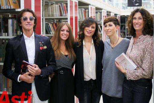 Alberto Fortis, Veronica Iannotti,Chiara Buratti, Andrea Mirò, Roberta Bellesini (MerfePhoto) Alberto Fortis, Veronica Iannotti,Chiara Buratti, Andrea Mirò, Roberta Bellesini (MerfePhoto)