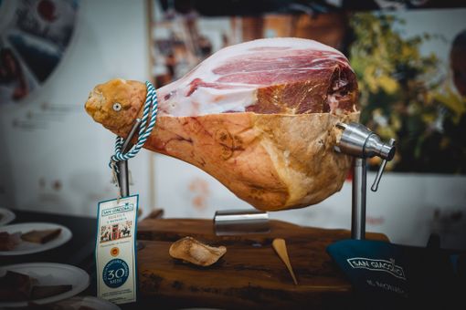 L’arte del taglio al coltello: quando le vibrazioni diventano musica L’arte del taglio al coltello: quando le vibrazioni diventano musica