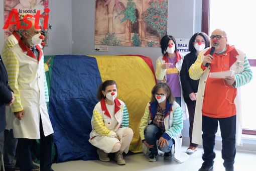 Beppe Pellitteri ultimo a destra, durante la donazione di un pianoforte all'Oncologia di Asti