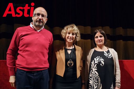 Il sindaco Rasero ritratto, da Merfephoto - Efrem Zanchettin, con la professoressa Silvia Caronna (docente a capo del progetto) e la dirigente scolastica Stella Perrone