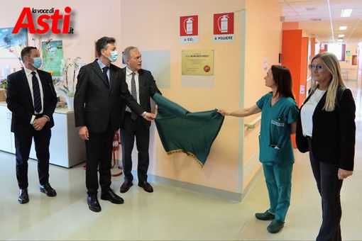 La scopertura della targa. Con il prefetto e il dirigente Barbero, la moglie Gabriella (in verde). MerfePhoto