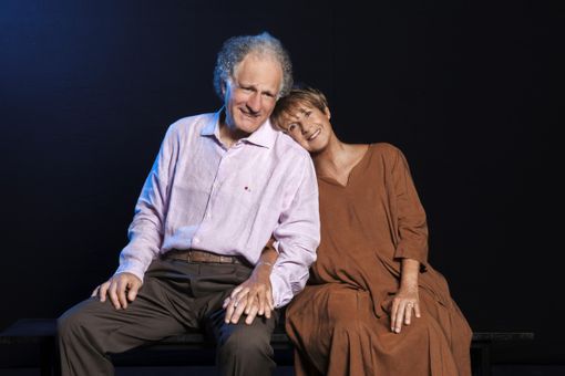 Lella Costa e Elia Schilton ritratti in una foto promozionale di "Le nostre anime di notte" (Ph. Marina Alessi)