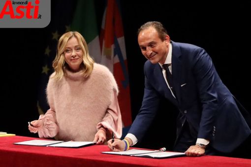 Il momento della firma dell'accordo Stato-Regione immortalato da Merfephoto - Efrem Zanchettin