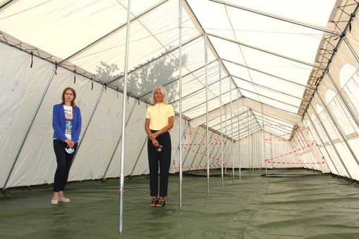 Il sindaco Anna Macchia e la dirigente scolastica Silvia Montersino sotto le tende trasformate in mensa