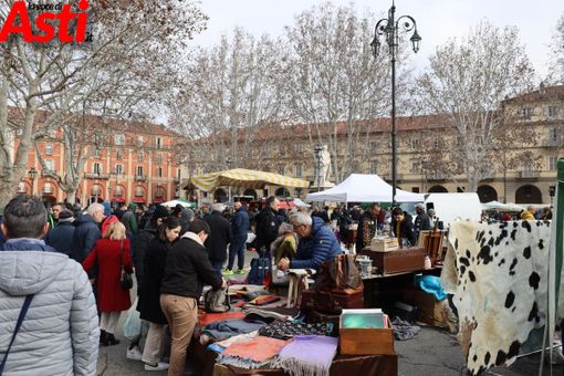 Mercatino dell'antiquariato temporaneamente trasferito per i preparativi del Palio di Asti 2025