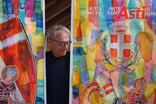 Il Maestro del Palio FIlippo Pinsoglio con i Palii 2021 (MerfePhoto)