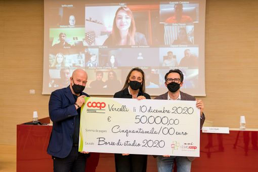 Nella foto, da sinistra a destra: Marco Berry, Lucia Ugazio (vicepresidente Nova Coop e direttore delle Risorse Umane), Matteo Canato (responsabile Selezione e Formazione Nova Coop). Alle loro spalle, in videocollegamento, gli studenti premiati