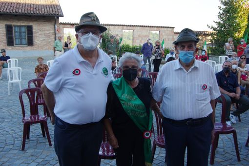 Nella foto il presidente della Sezione di Asti Fabrizio Piglin (a sinistra), la signora Elide Gherlone e il Capogruppo Alpini di Chiusano Vittorio Mussa Nella foto il presidente della Sezione di Asti Fabrizio Piglin (a sinistra), la signora Elide Gherlone e il Capogruppo Alpini di Chiusano Vittorio Mussa