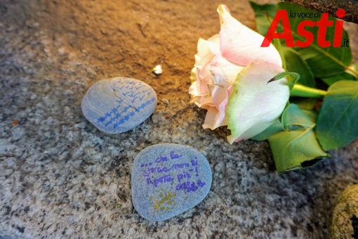 Fiori e pietre in memoria delle vittime della Shoah