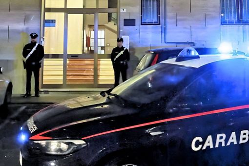 Carabinieri di fronte al condominio in cui è avvenuto l'omicidio Carabinieri di fronte al condominio in cui è avvenuto l'omicidio